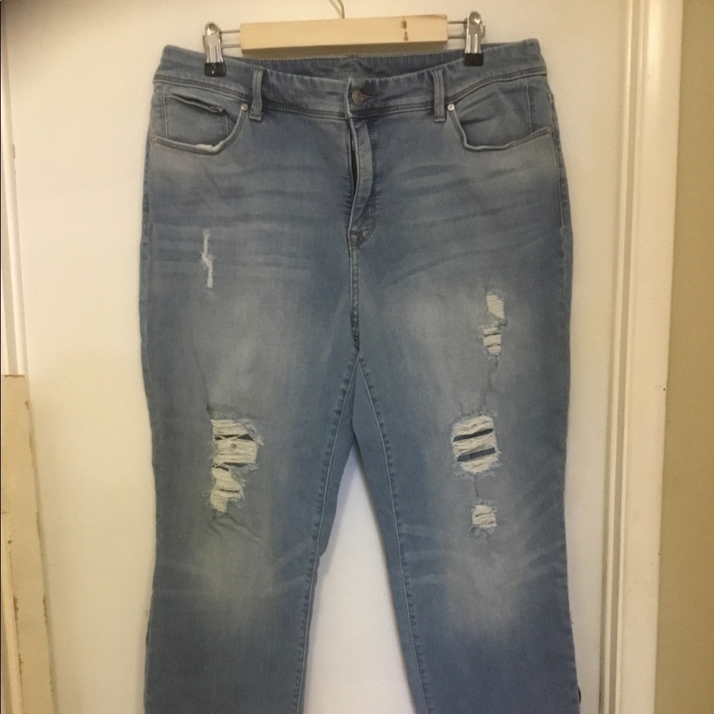 Chico’s “ the so slimming girlfriend crop 2.5